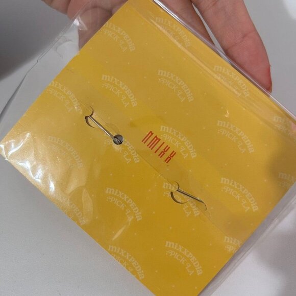 nmixx mixxpedia pick la kyujin & jiwoo pin set new in original packaging - Picture 2 of 2